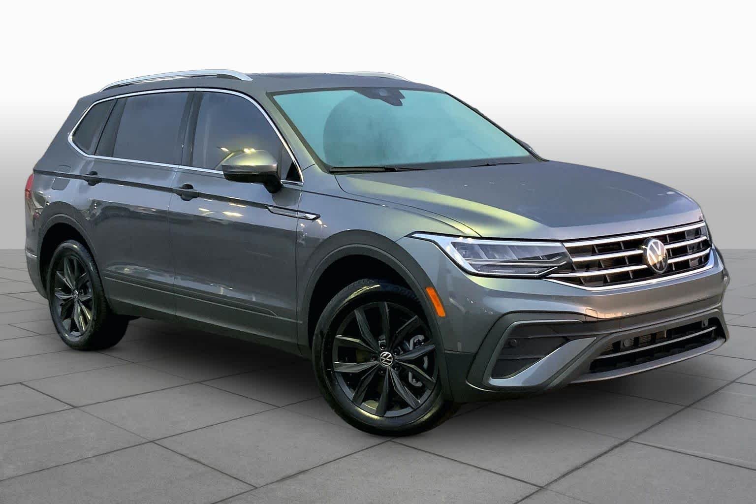 Used 2024 Platinum Gray Metallic Volkswagen SE image 3