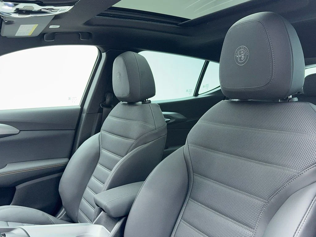 New 2025 Silver Alfa Romeo Base image 32