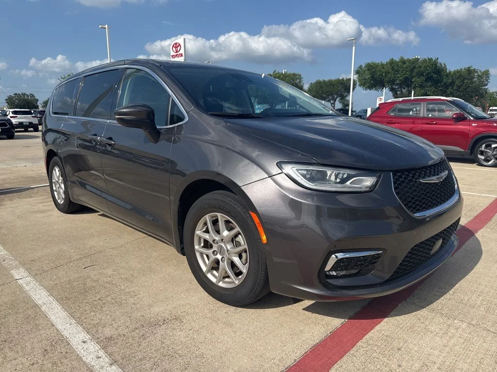 2023 Chrysler Pacifica Touring L's photo