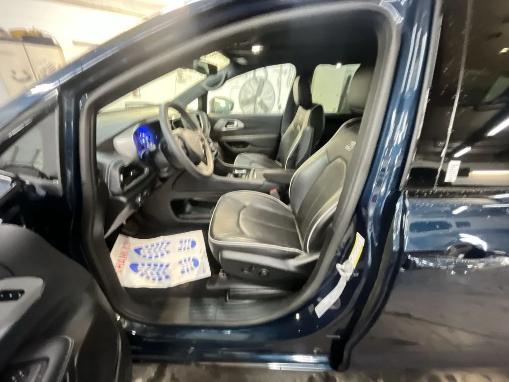 Used 2025 Blue Chrysler Limited image 11