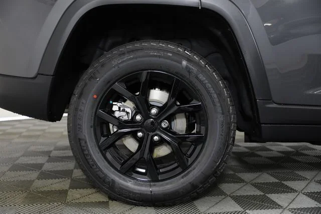 New 2026 Baltic Gray Metallic Clear-Coat Exterior Paint Jeep Altitude image 31