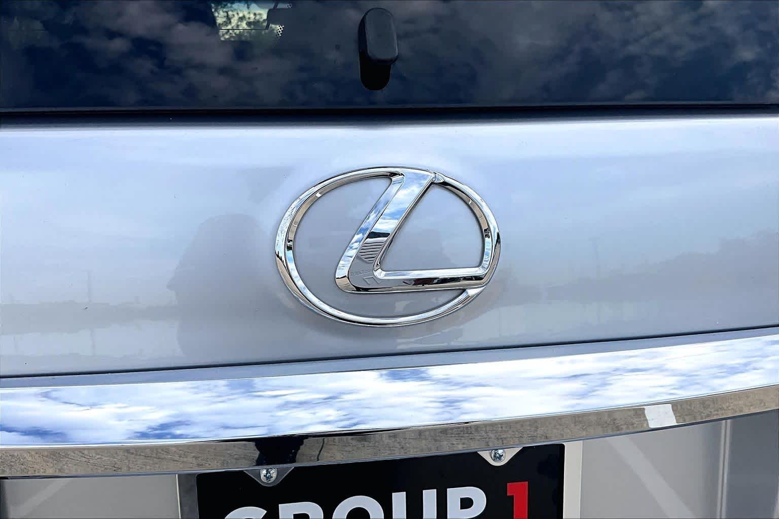 Used 2018 Silver Lining Metallic Lexus Premium image 31