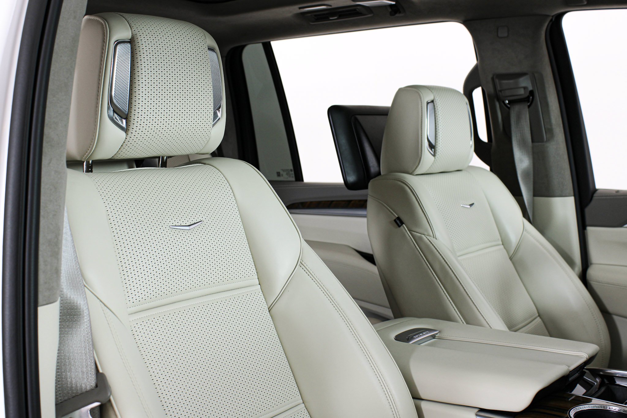 Used 2025 Crystal White Tricoat Cadillac Sport Platinum image 22