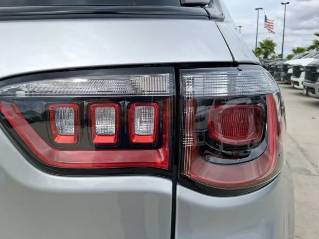 New 2026 Silver Zynith Metallic Clear-Coat Exterior Paint Jeep Latitude image 10