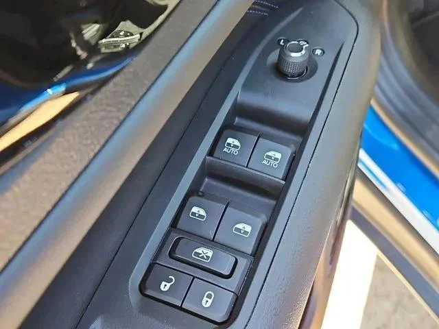 New 2026 Hydro Blue Pearl-Coat Exterior Paint Jeep Latitude image 16
