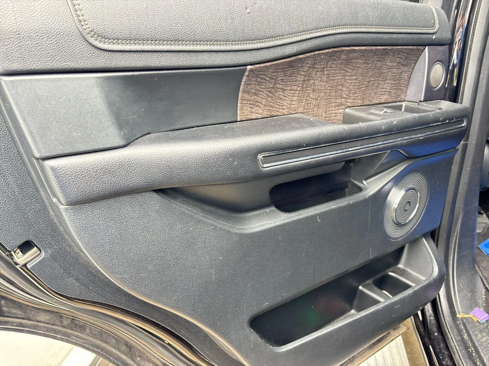 Used 2020 Agate Black FORD LIMI image 30