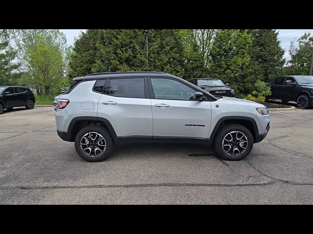 New 2026 Silver Zynith Metallic Clear-Coat Exterior Paint Jeep Trailhawk image 8