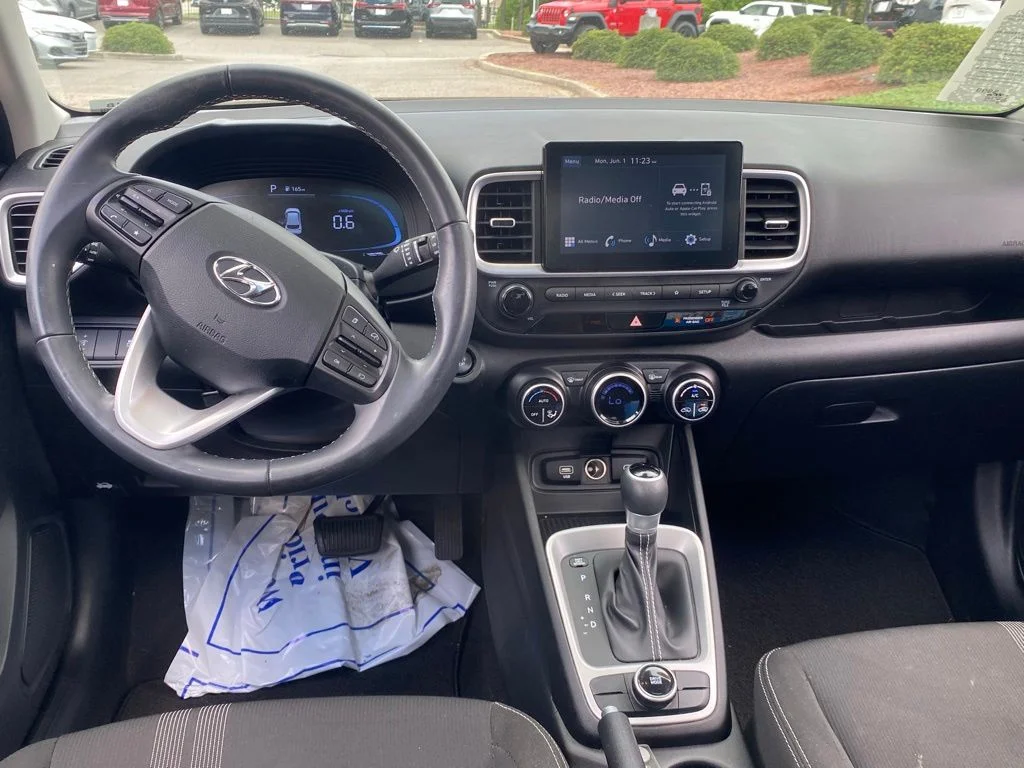 Used 2024 Green Hyundai SEL image 9