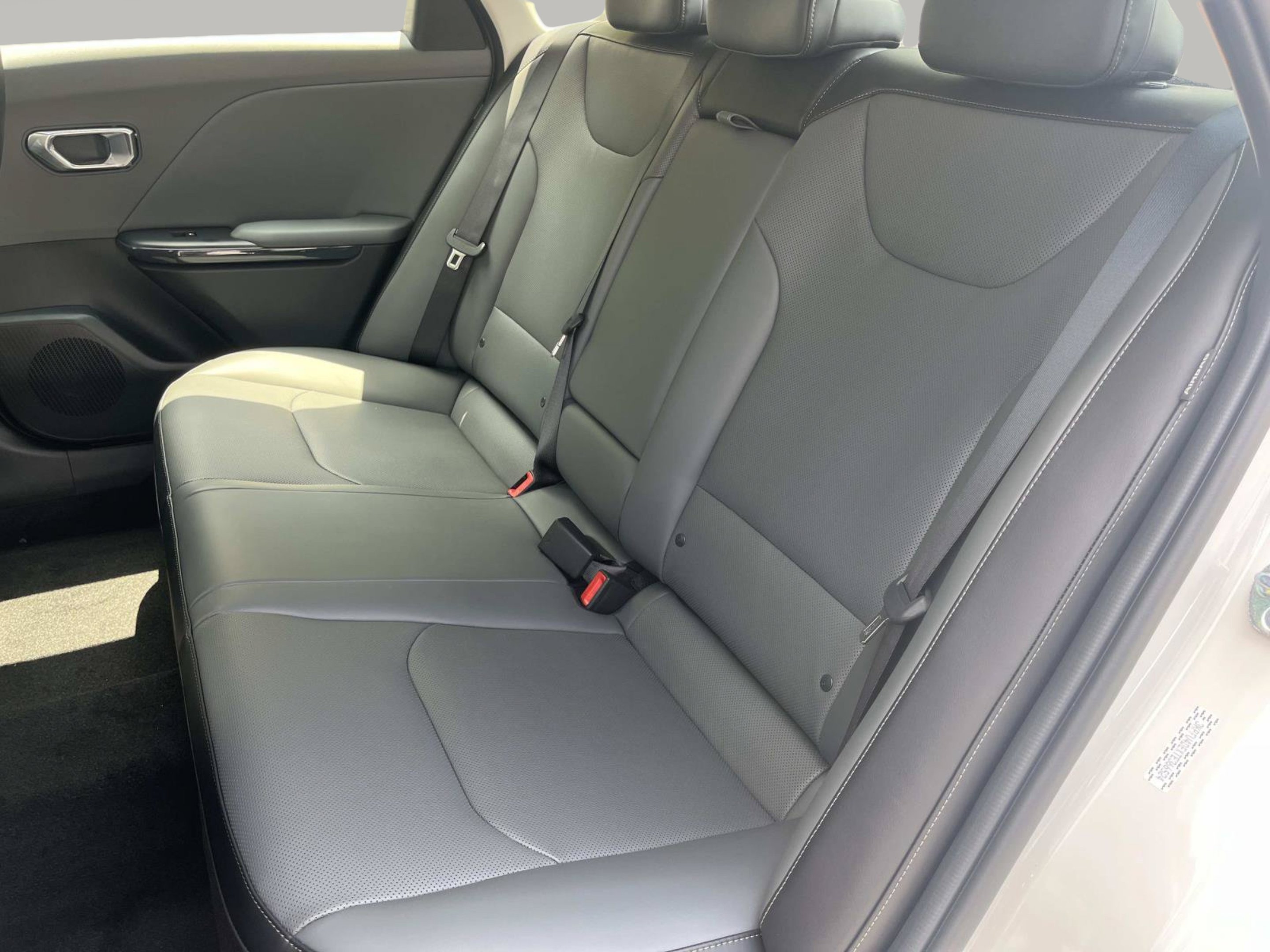 New 2026 Snow White Pearl Kia EX image 17