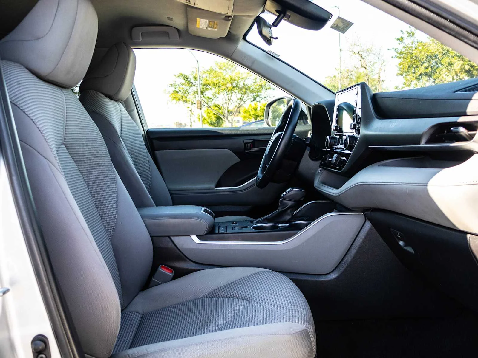 Used 2022 Silver Toyota LE image 21