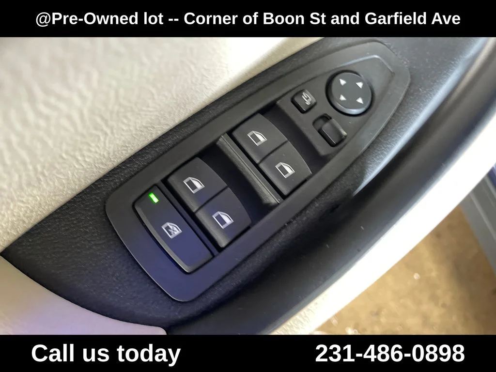 Used 2018 Blue BMW xDrive28i image 16