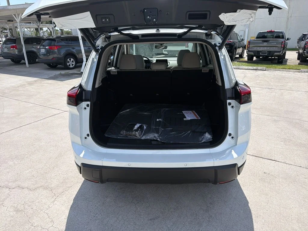 New 2026 Everest White Pearl TriCoat Nissan Dark Armor™ image 33