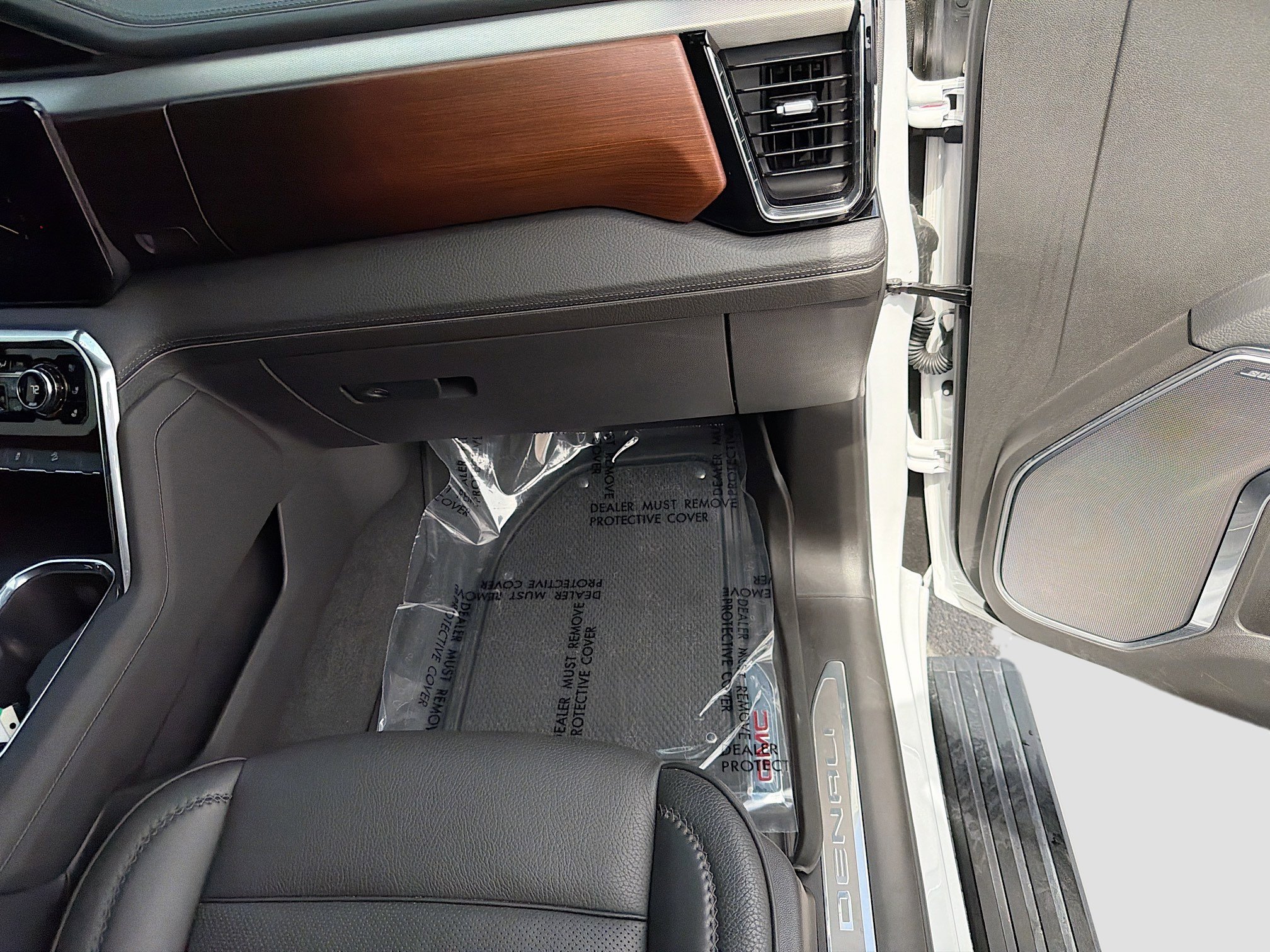 Used 2025 White Frost Tricoat GMC Denali image 17