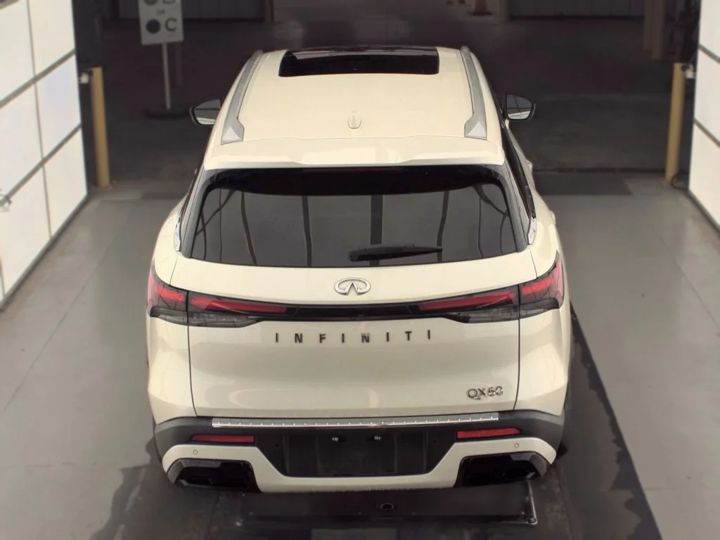 Certified Used 2024 White INFINITI LUXE image 15