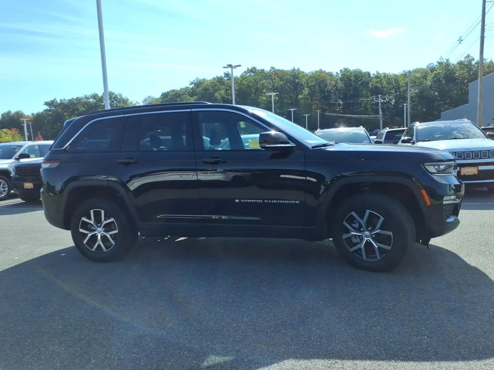 Certified Used 2024 Diamond Black Crystal Pearlcoat Jeep Limited image 6