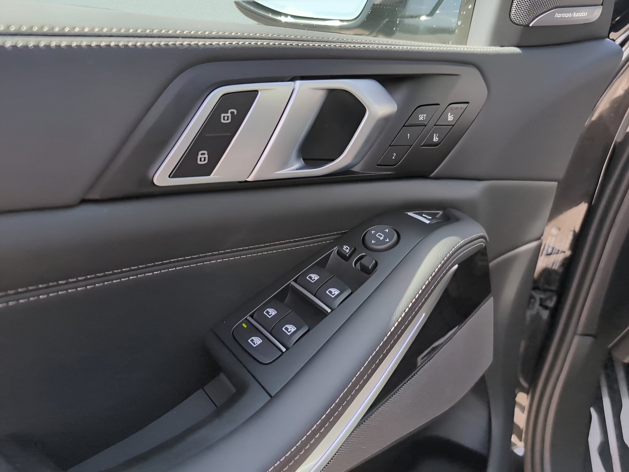 Used 2025 Black Sapphire Metallic BMW M60i image 12
