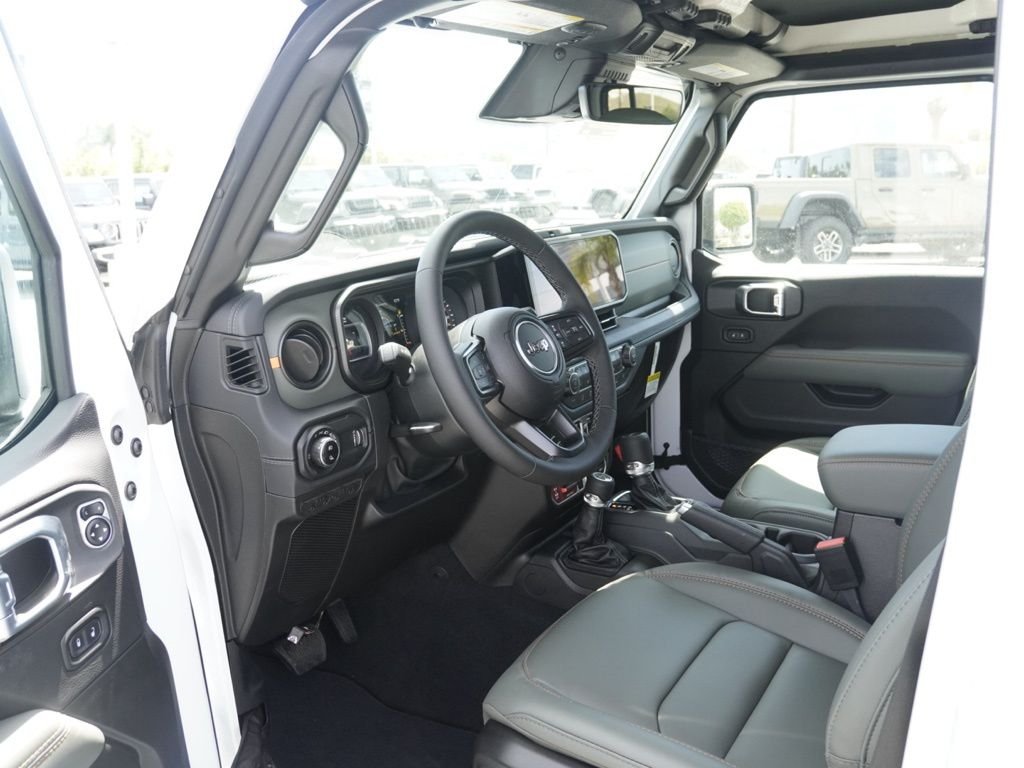 New 2026 Bright White Clear-Coat Exterior Paint Jeep Mojave image 19