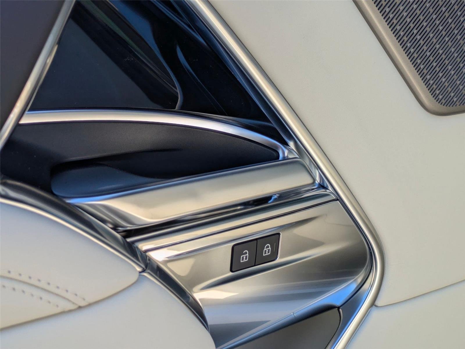New 2026 Ostuni Pearl White Land Rover Autobiography image 27