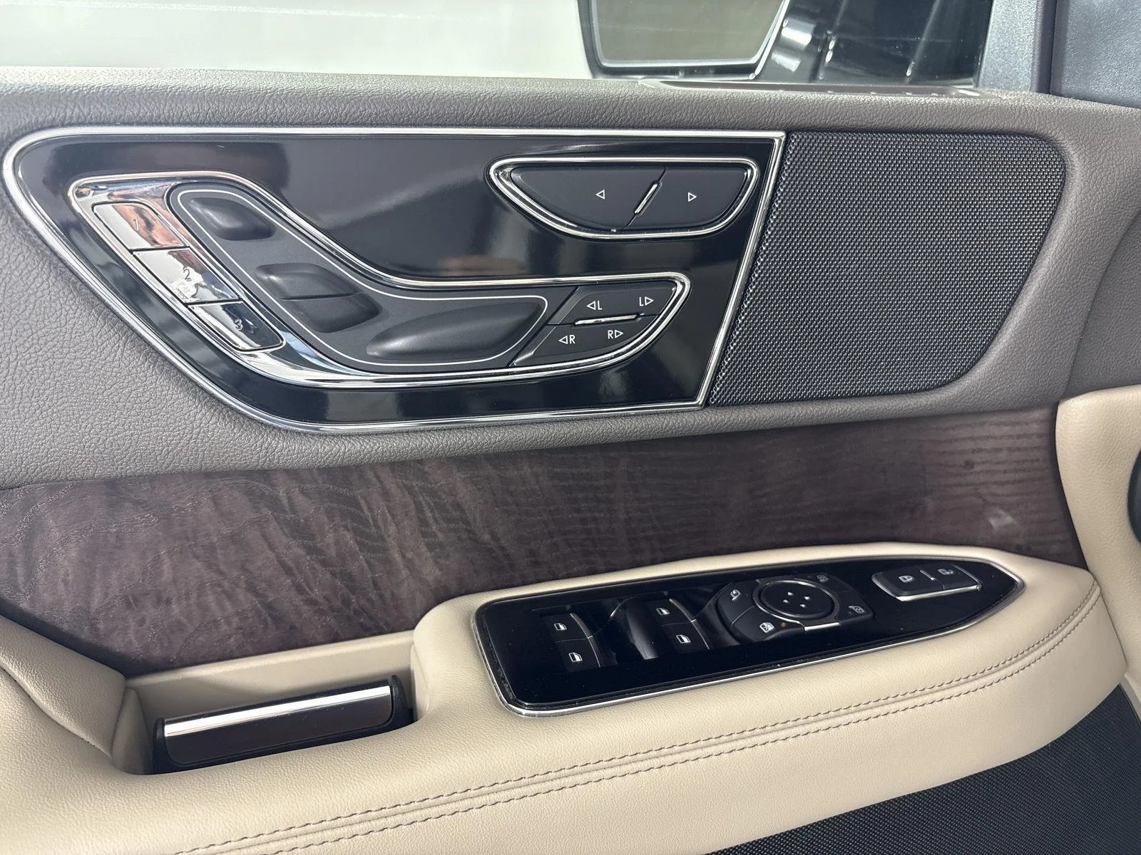 Used 2022 Ceramic Pearl Metallic Tri-Coat Lincoln Reserve image 6