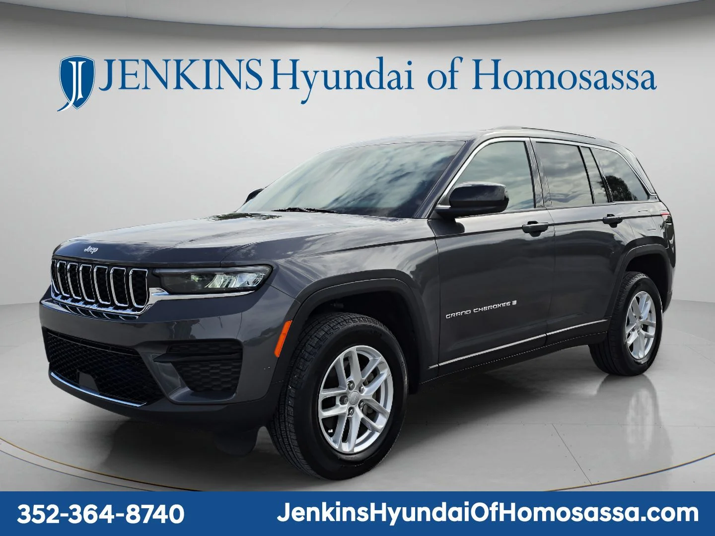 Used 2024 Gray Jeep Laredo X image 10