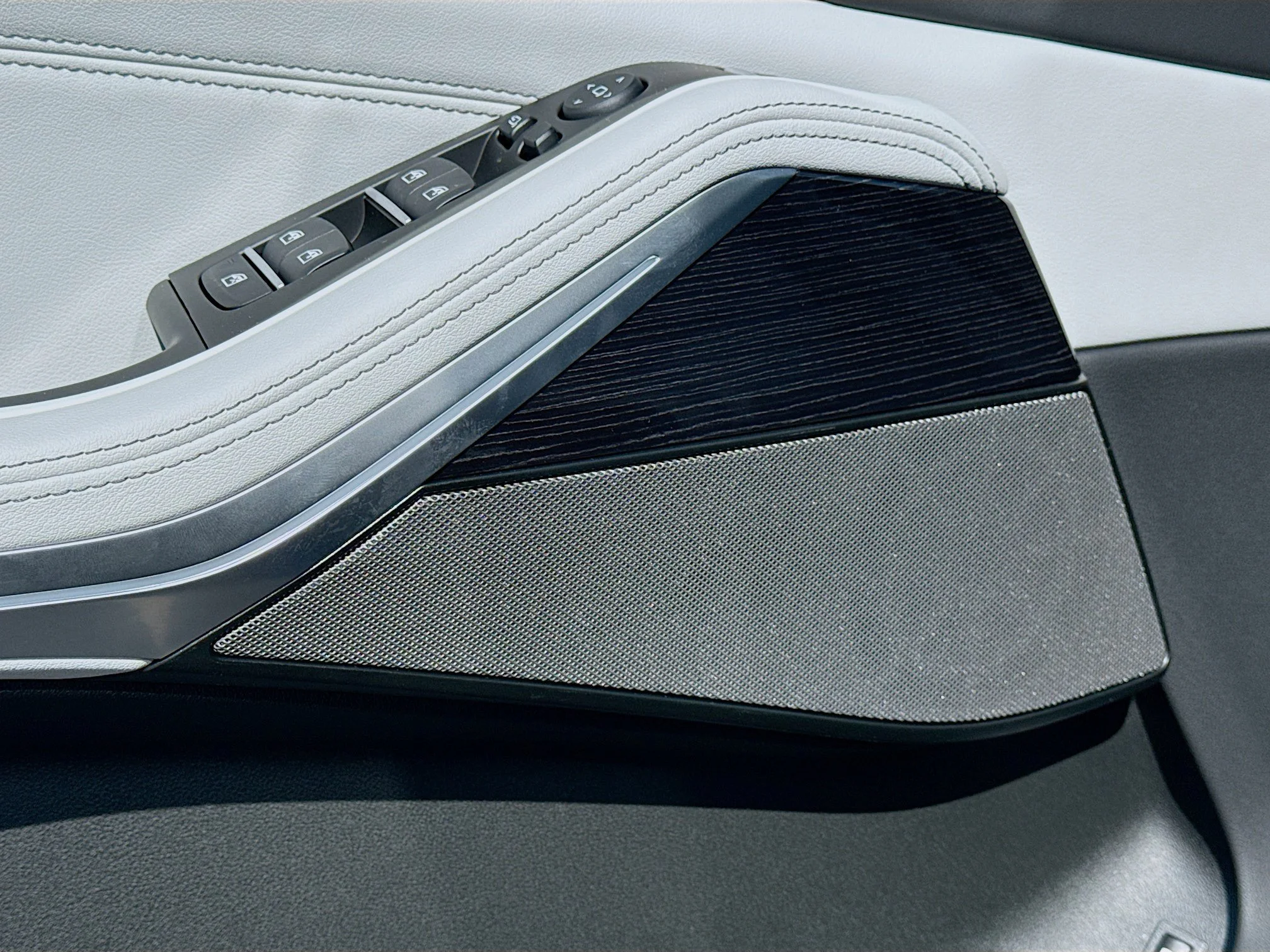 New 2026 Carbon Black Metallic BMW xDrive50e image 24