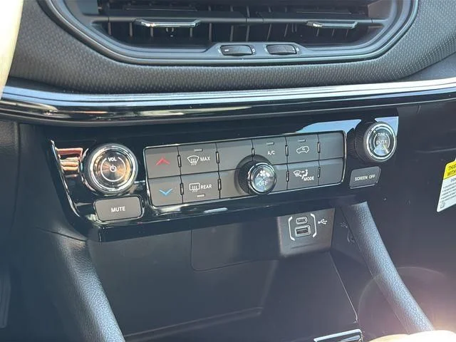 New 2026 White/off-white Jeep Latitude image 34