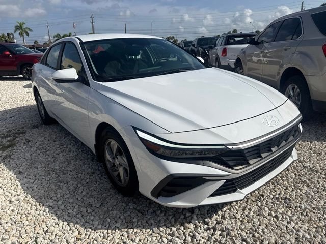 Used 2024 White Hyundai SE image 3