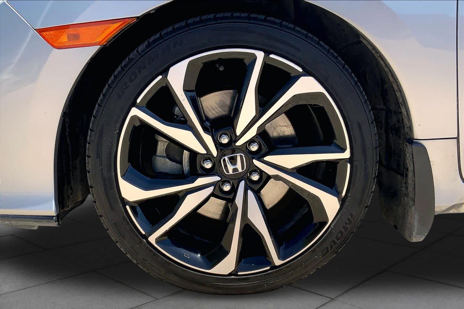 Used 2017 Modern Steel Metallic Honda Si image 11