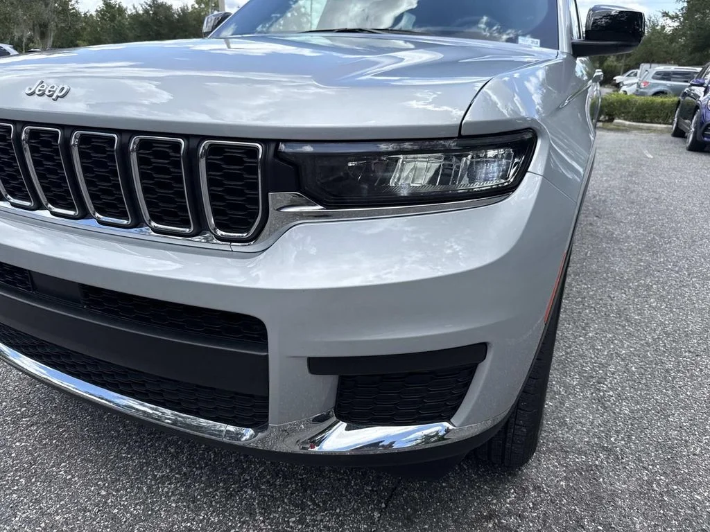 Used 2025 Silver Jeep Laredo image 10