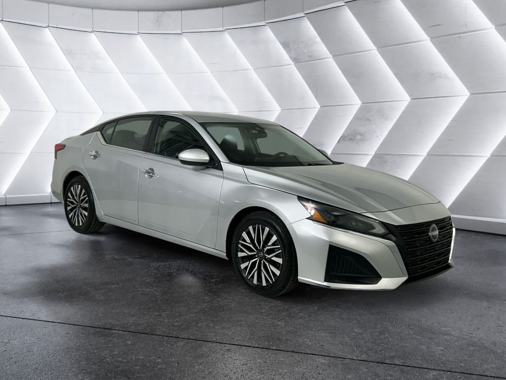 Used 2023 Silver Nissan 2.5 SV image 1