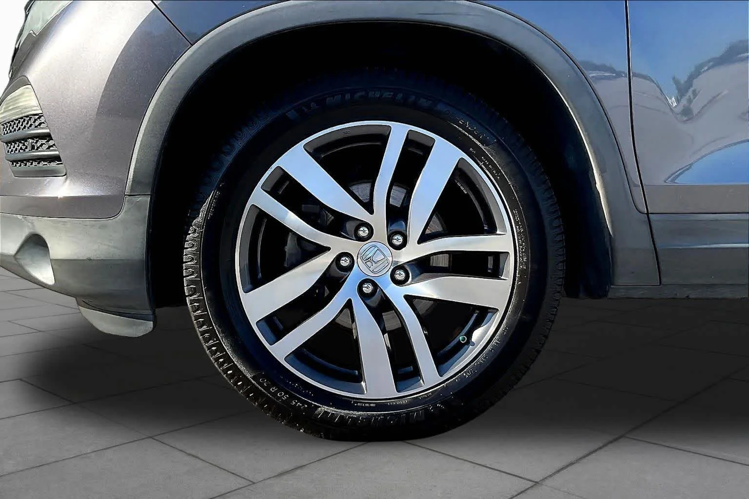 Used 2017 Lunar Silver Metallic Honda Touring image 10