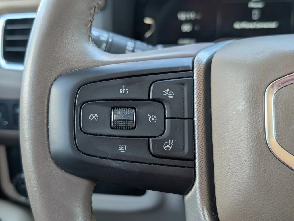 Used 2023 White GMC Denali image 21