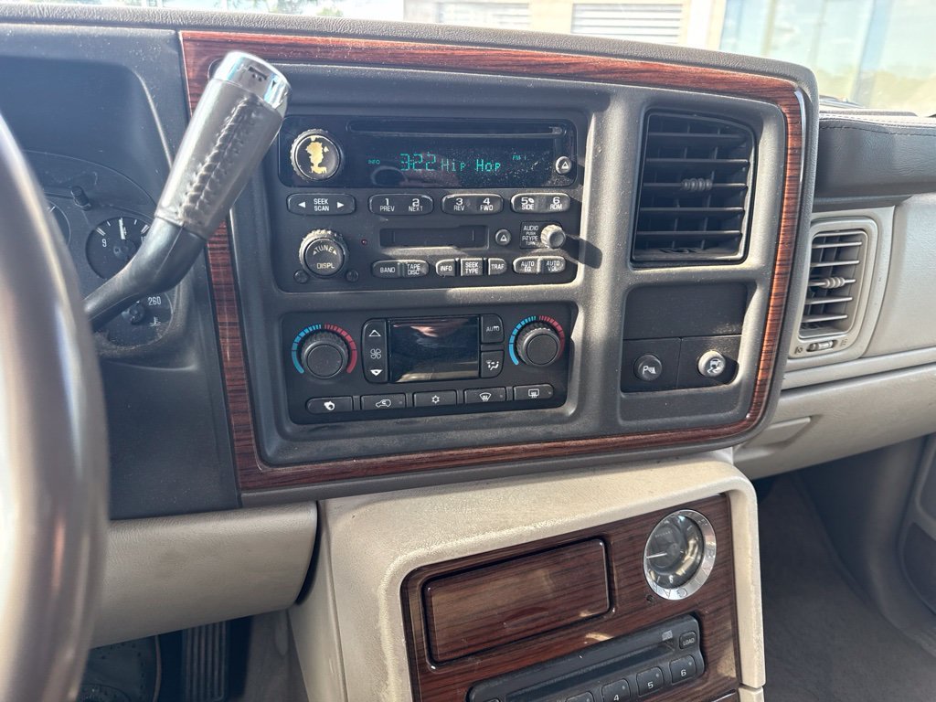 Used 2004  Cadillac Base image 9