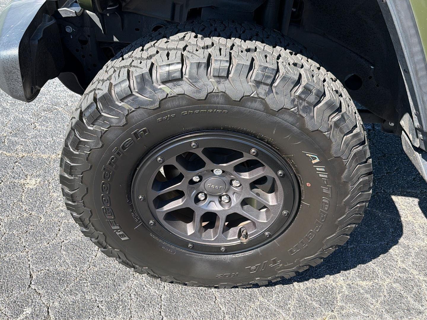 Used 2023 Sarge Green Clearcoat Jeep Rubicon image 39