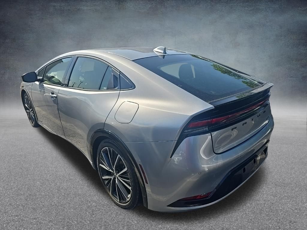 Used 2025 Cutting Edge Toyota XLE image 5