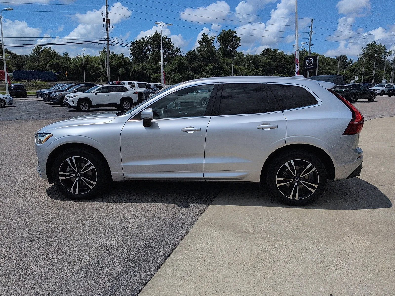 Used 2020 Bright Silver Metallic Volvo Momentum image 4