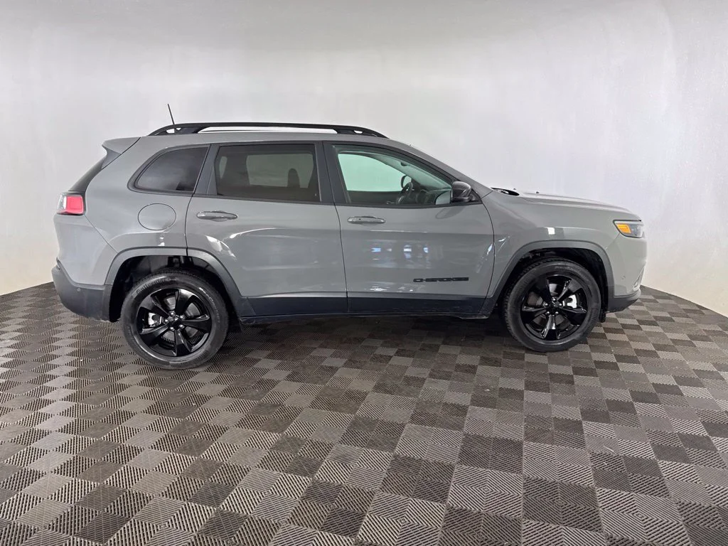 Used 2023 Gray Jeep Altitude image 4