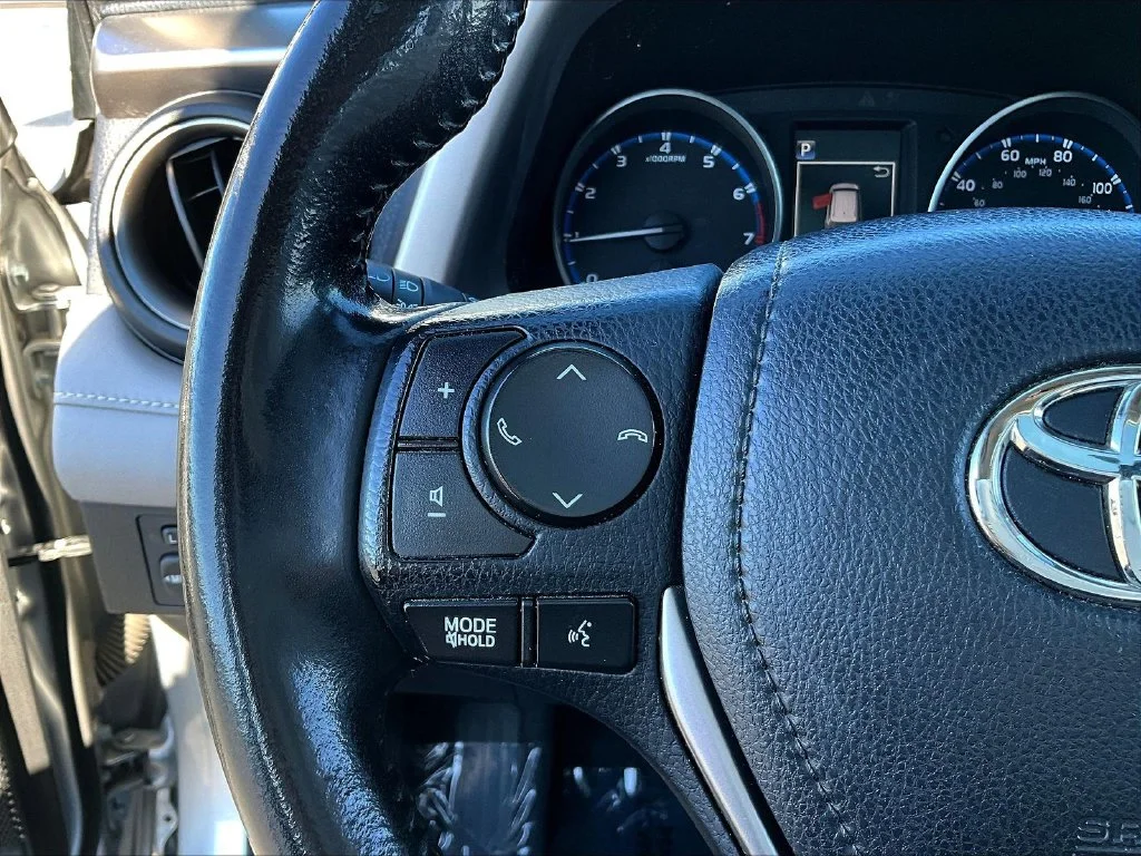 Used 2018 Silver Toyota XLE image 12