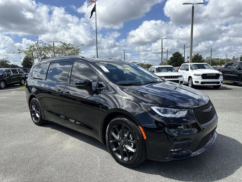 2026 Chrysler Pacifica Limited's photo