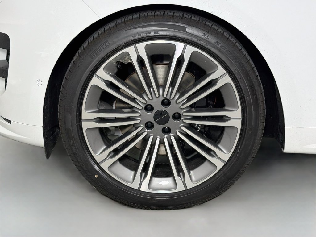 New 2027 Fuji White Land Rover Dynamic SE image 33