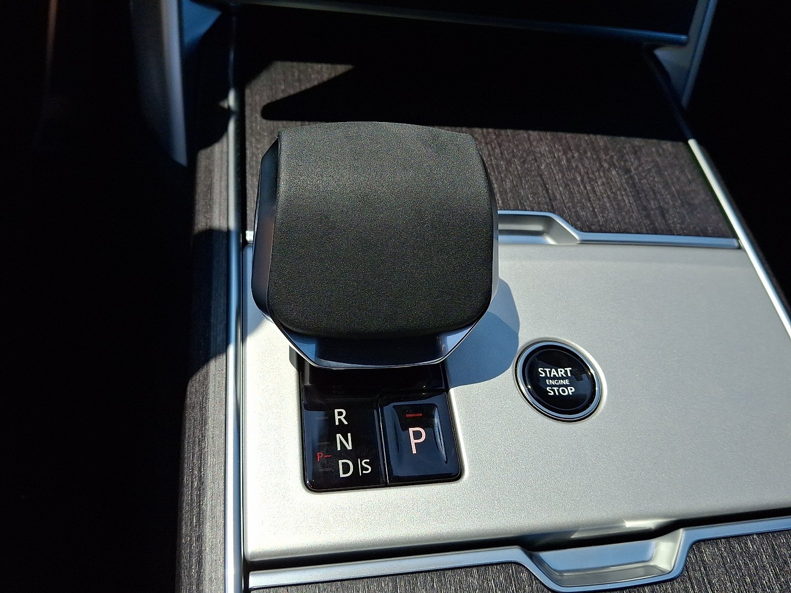 New 2026 Carpathian Grey Land Rover P530 SE image 12