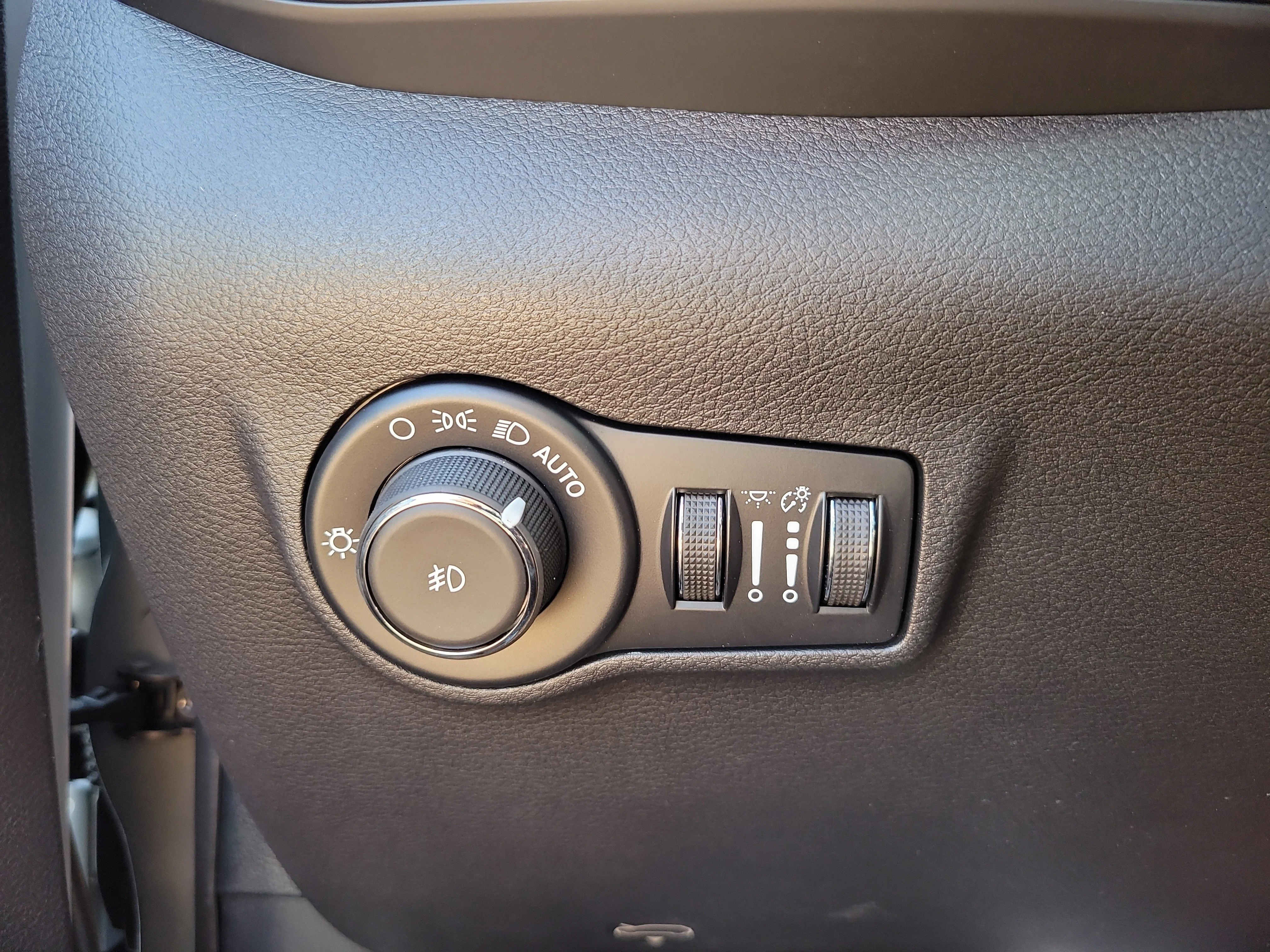 New 2026 Silver Zynith Metallic Clearcoat Jeep Latitude image 21