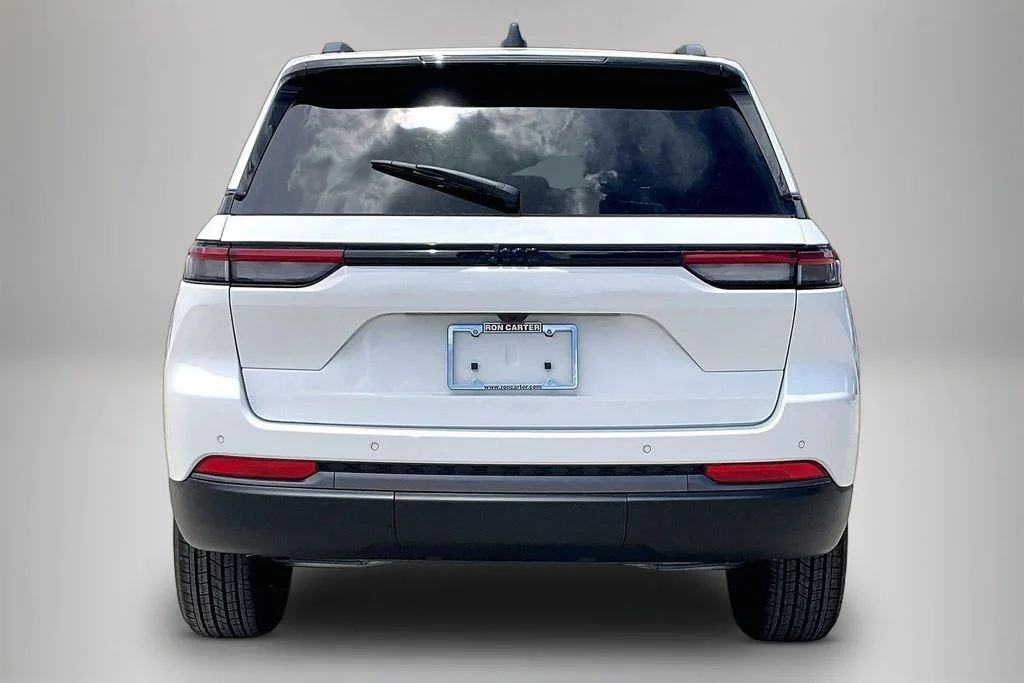 New 2026 Bright White Clear-Coat Exterior Paint Jeep Altitude image 3