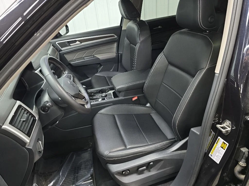 Used 2023 Black Volkswagen 3.6L V6 SE w/Technology image 29