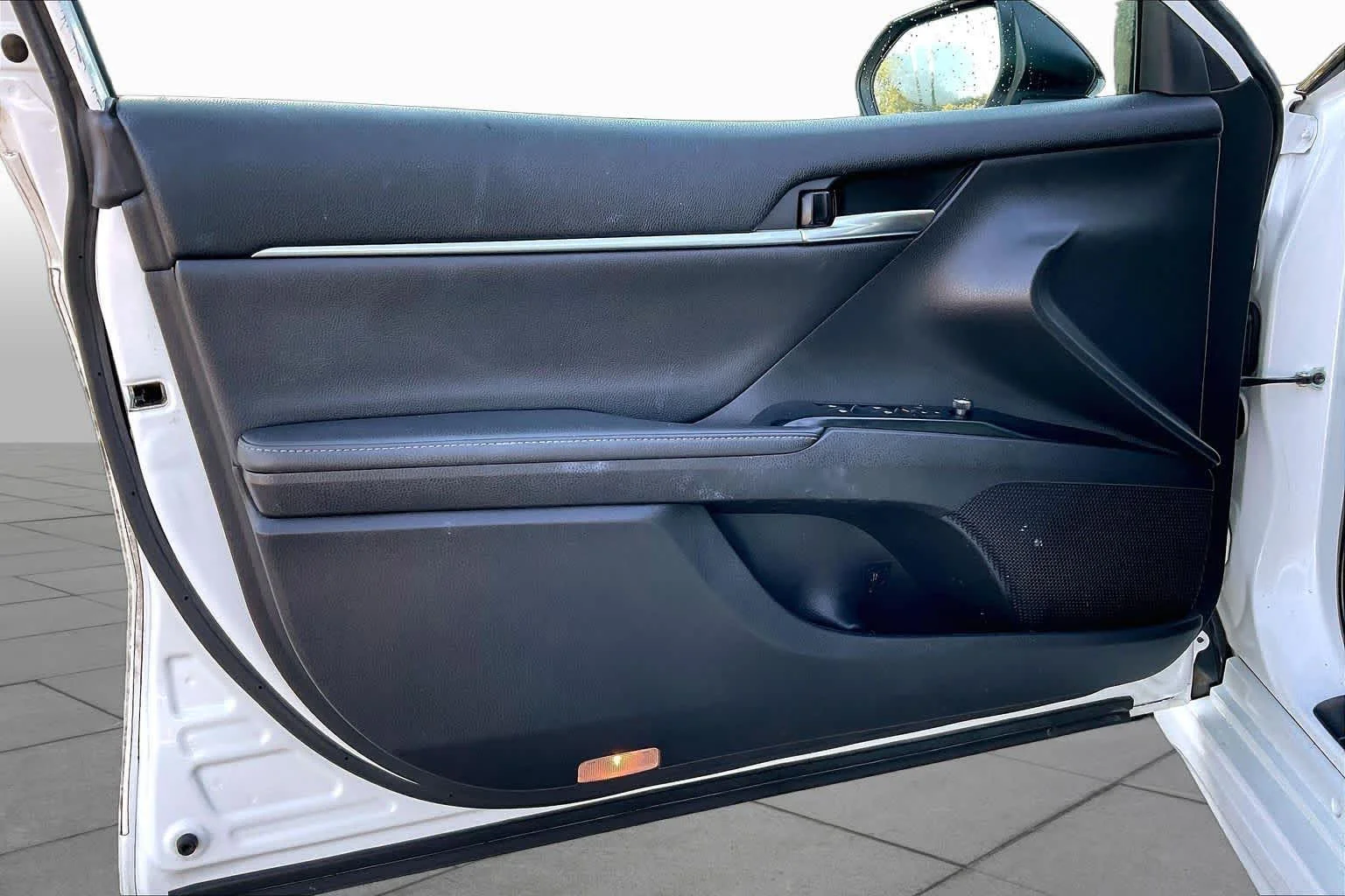 Used 2020 Wind Chill Pearl/Midnight Black Metallic Toyota XSE image 22
