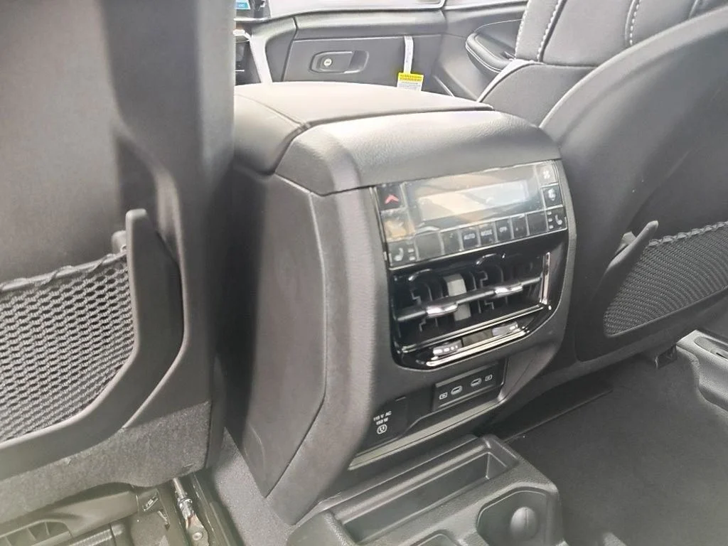 New 2026 Silver Zynith Exterior Paint Jeep Limited Reserve image 30