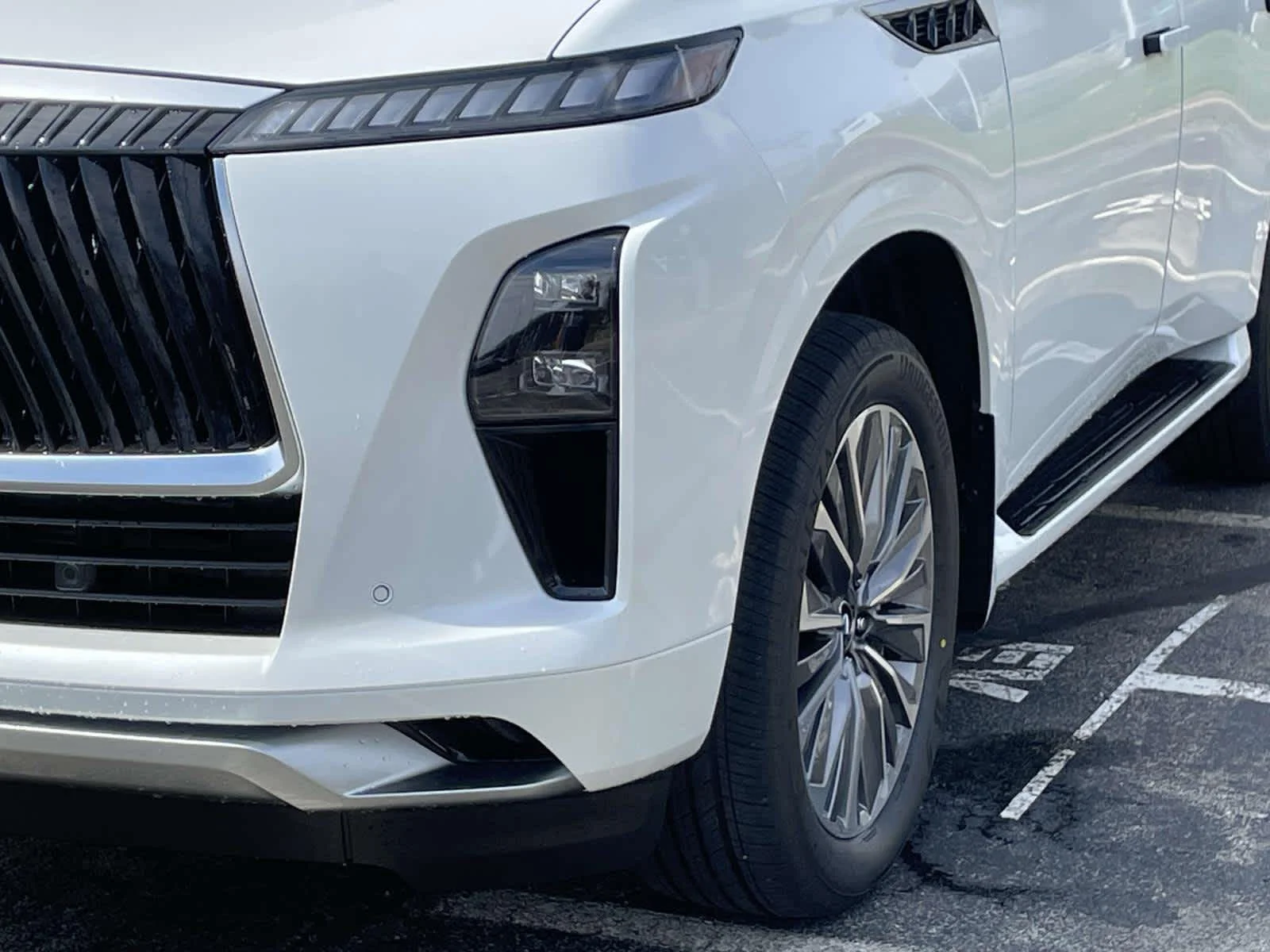 New 2026 Radiant White INFINITI LUXE image 13