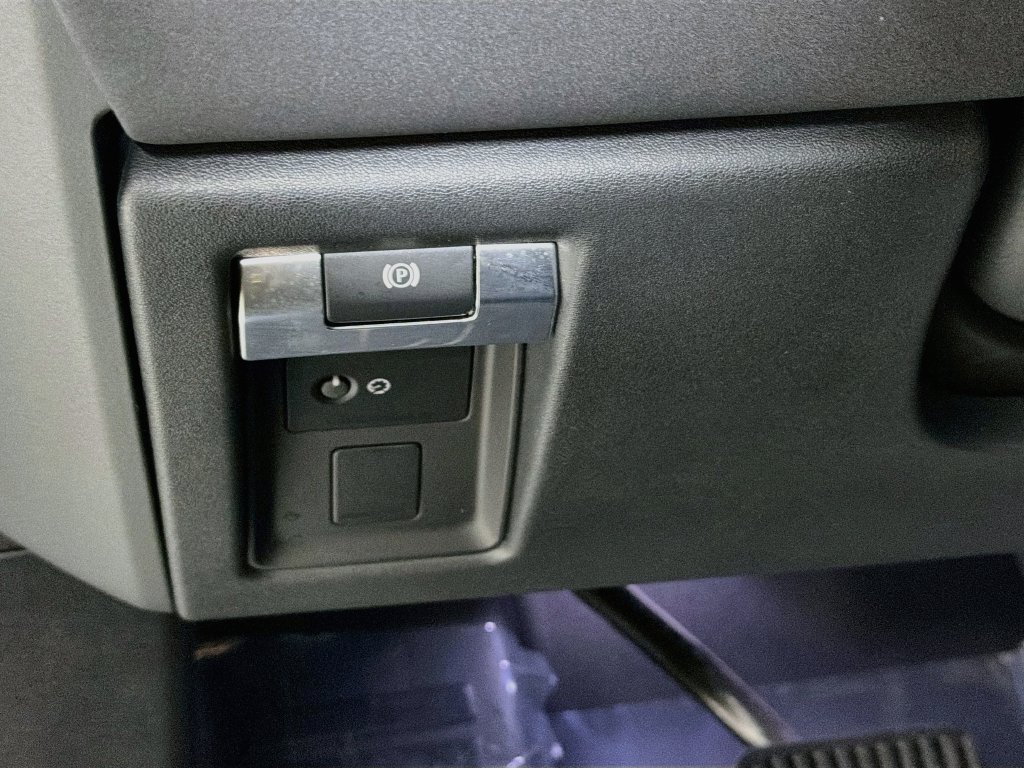 Used 2022 Gold Land Rover X-Dynamic S image 10