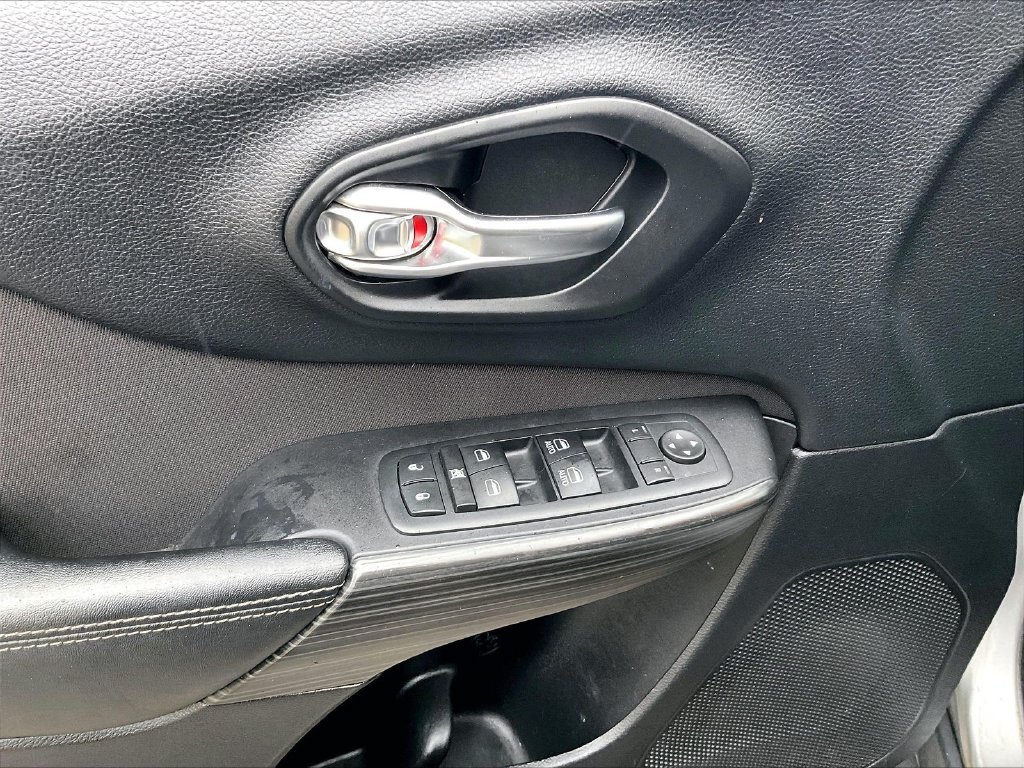 Used 2017 Billet Silver Metallic Clearcoat Jeep Latitude image 36