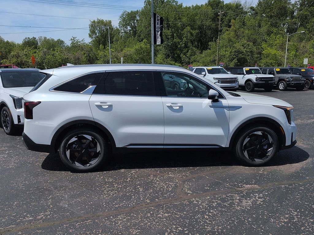 New 2026 Snow White Pearl Kia EX image 2